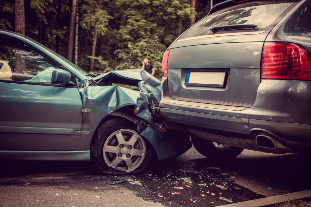 Close up smached cars on a road. – Picar24